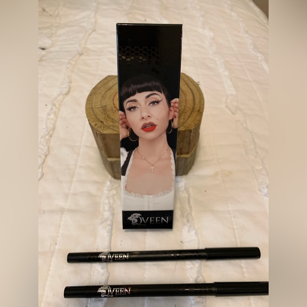 Qveen studio partners in crime lip liner duo